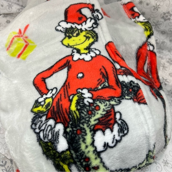 How The Grinch Stole Christmas Oversized VIRAL Throw Blanket - Wreath Print - Picture 5 of 7